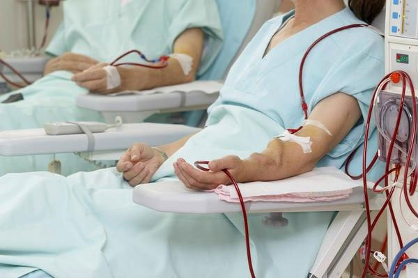 Máy lọc thận. Do nhiệm vụ trên không gian kéo dài, NASA cần một cỗ máy có thể lọc và tái chế nước cho phi hành gia. Trong quá trình phát triển, những nhà nghiên cứu đã tìm ra cách lọc các chất độc ra khỏi máu. Phương pháp này ngày nay được sử dụng trên các máy lọc thận. (Ảnh: Shutterstock).