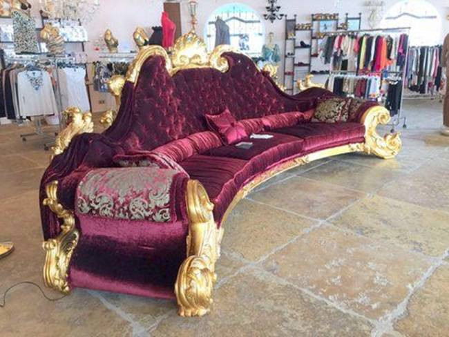 Sản phẩm của hãng Colombostile. Sản phẩm được làm thủ công vô cùng công phu. Chiếc ghế có giá 120.000 USD (~2,7 tỷ đồng). Ngoài phần nhung đỏ toát lên sự sang chảnh, phần dát vàng của ghế càng tăng thêm sự cầu kỳ của nó.