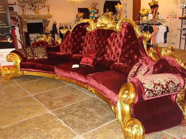 Quan sát từ xa cũng thấy được vẻ ngoài cực kỳ trau chuốt và sang trọng của chiếc ghế. Sau nhiều năm, màu vàng dát trên ghế và màu nhung đỏ vẫn giữ được nguyên bản.