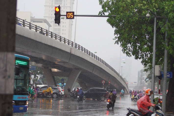 Từ 17h chiều 3/7, nhiều quận huyện ở Hà Nội đã xuất hiện mưa to và gió lớn, cây cối gẫy đổ ngổn ngang đè trúng người đi đường.