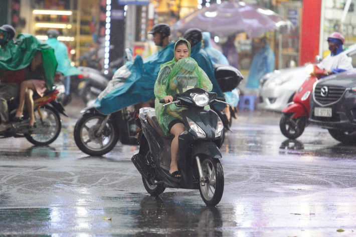 Chủ tịch UBND TP Hà Nội Nguyễn Đức Chung đã ký công điện khẩn gửi các sở, ban ngành, các quận, huyện, thị xã, chỉ đạo công tác phòng chống, ứng phó và khắc phục hậu quả bão số 2.