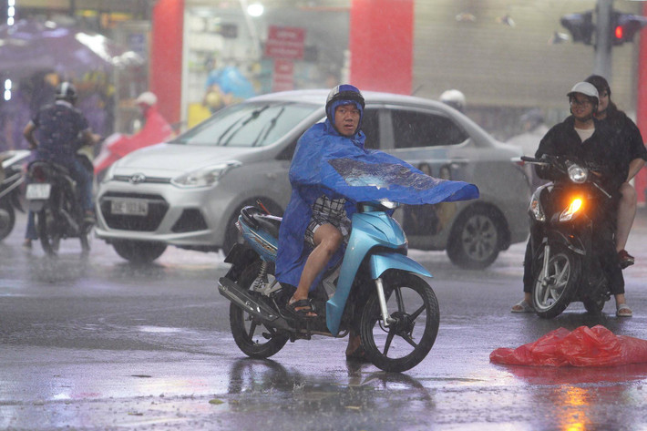 Theo dự báo, thời tiết khu vực Hà Nội từ đêm nay có mưa, gần sáng và và ngày mai có mưa vừa đến mưa to, có nơi mưa rất to và dông. Trong mưa dông có khả năng xảy ra lốc, sét và gió giật mạnh.