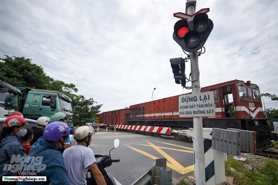 Sau khi hệ thống radar này chạy thử nghiệm, dự kiến đến thág 11/2019, Tổng Công ty đường sắt Việt Nam sẽ đánh giá hiệu quả để có thể triển khai trên diện rộng ở các đường ngang dân sinh qua đường sắt. Ảnh: Tùng Đinh.