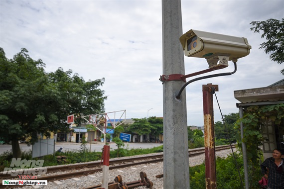 Trên địa bàn tỉnh Thanh Hóa, có 85 đường ngang hợp pháp, trong đó, 33 đường có gác chắn, 23 đường có cảnh báo tự động và 29 đường có biển báo. Tại khu vực đường sắt đi qua cầu Tào Xuyên, thành phố Thanh Hóa có 2 gác chắn ở 2 đầu cầu. Trong đó, điểm gác phía Bắc (Km167+980) được lựa chọn là nơi lắp đặt thí điểm hệ thống radar cảnh báo chướng ngại vật đường ngang đầu tiên của cả nước. Ảnh: Tùng Đinh.
