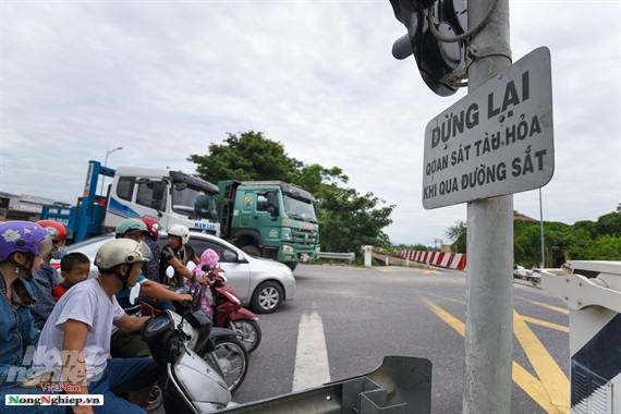 Đường ngang dân sinh là một trong những nơi có nguy cơ gây mất an toàn đường sắt cao nhất. Hiện nay, ngoài các điểm có gác chắn tự động, gác chắn điều khiển vẫn còn nhiều nơi chỉ có gác chắn thô sơ thậm chí không có, tiềm ẩn nguy cơ tai nạn giữa các phương tiện với tàu hỏa. Ảnh: Tùng Đinh.