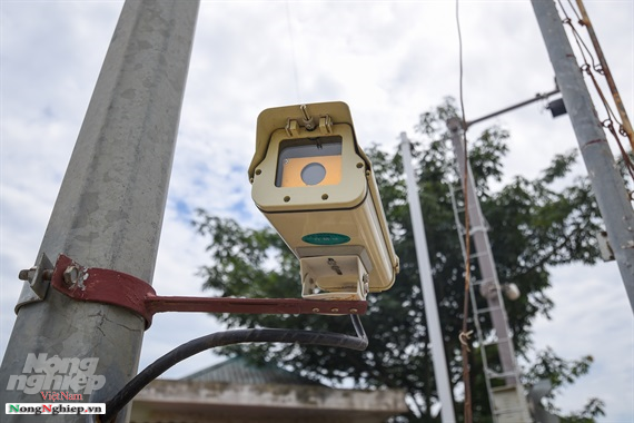 Phía bên ngoài đường ngang, hệ thống được trang bị 4 radar, trong đó các radar nhãn vàng chuyên quét các chướng ngại vật động. Bán kính làm việc của các radar này có thể điều chỉnh tùy theo bề rộng đường ngang, từ 15-30m. Ảnh: Tùng Đinh.