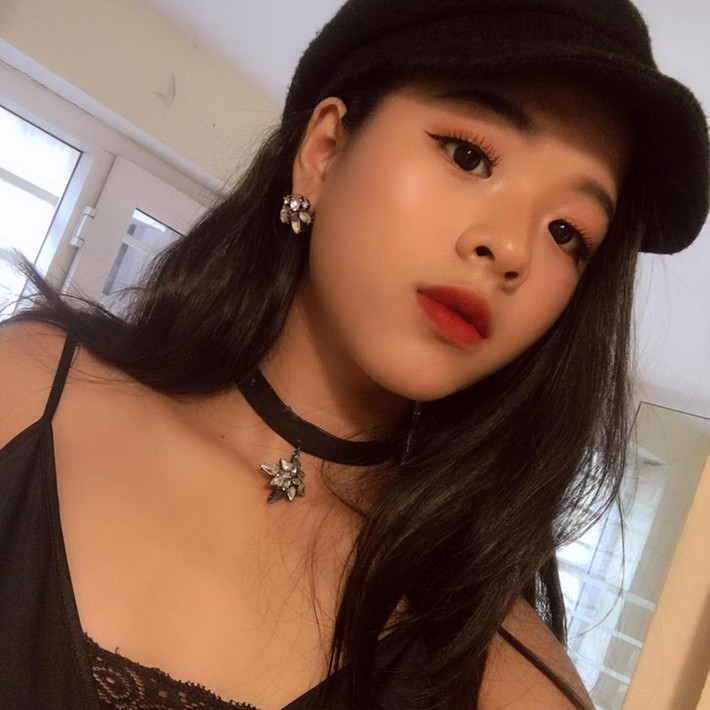 Sinh ra trong một gia đình nổi tiếng có mẹ là diễn viên Chiều Xuân và bố là nhạc sĩ Đỗ Hồng Quân, Hồng Khanh luôn nhận được sự quan tâm, chú ý của nhiều người.