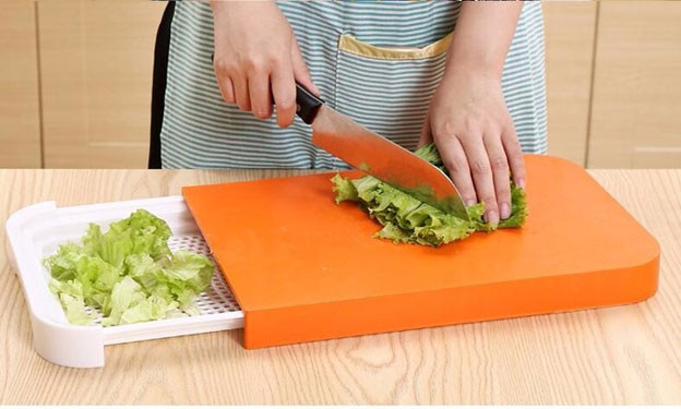 Sau khi thái rau bằng chiếc thớt này, có sẵn ngay một giá đựng chống trượt gọn gàng
