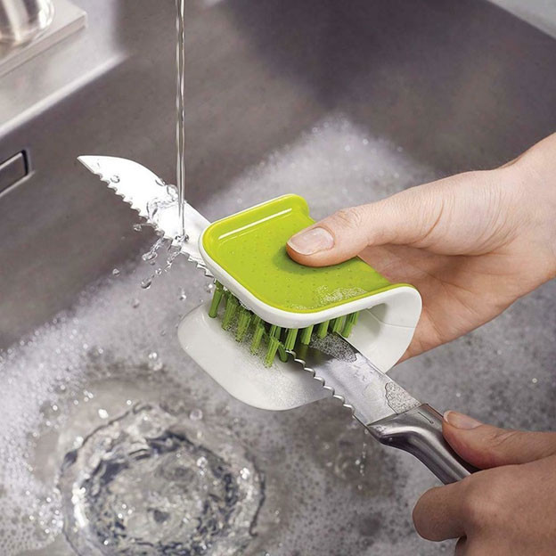 Giờ đây, với dụng cụ làm bếp thông minh này không còn cảm giác nguy hiểm khi rửa dao hay khó khăn trong việc luồn qua kẽ răng của chiếc dĩa nữa