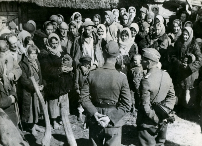 Trong cuộc diệt chủng người Do Thái do nhà độc tài Hitler chỉ thị, các thành viên của Gestapo thực hiện tìm kiếm, vây bắt và đưa họ ra ga tàu.