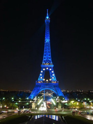 Sau đó, năm 1909, tháp Eiffel theo kế hoạch sẽ được dỡ bỏ bán sắt vụn sau 20 năm tồn tại. Thế nhưng, giới chức trách nhận thấy đỉnh tháp Eiffel rất thích hợp để đặt ăng ten liên lạc, truyền điện báo không dây trong Thế chiến 1. Về sau, công trình này trở thành địa điểm du lịch hấp dẫn giúp kinh tế Paris có sự tăng trưởng mạnh.