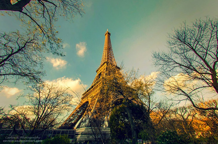 Cụ thể, tháp Eiffel được xây dựng trên quảng trường Champ-de-Mars, Paris trong 2 năm, 2 tháng và 5 năm. Công trình khổng lồ này hoàn thành vào tháng 3/1889.