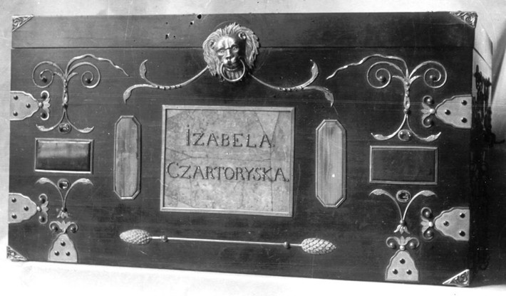 Tráp Hoàng gia Ba Lan Szkatuła Królewska do nữ quý tộc người Ba Lan Szkatuła Królewska tạo ra vào năm 1800.