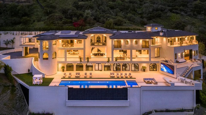 Căn biệt thự UNICA ở khu phố nhà giàu Bel Air (California, Mỹ) được thiết kế và xây dựng bởi Ty Cueva và Dean Hallo, không khác gì một khu nghỉ dưỡng. Ảnh: Tyler Hogan For Compass.