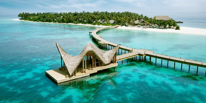Nơi cao nhất ở Maldives cách mặt nước biển 2,5 m. Vào thế kỷ 20, mực nước biển tăng thêm khoảng 20 cm đe dọa cuộc sống của khoảng 380.000 người dân.