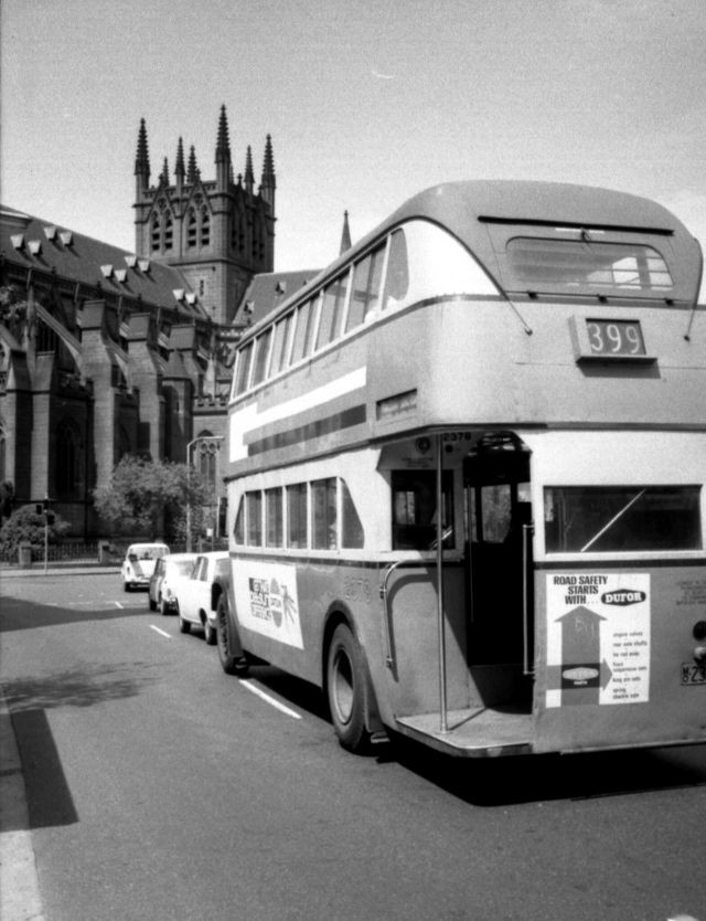 Xe bus chờ khách di chuyển trên đường phố Sydney sạch đẹp và thông thoáng.