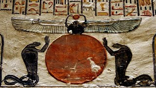 Với hình đáng đó, thần Khepri lăn Mặt trời lên vào buối sáng ở phía Đông và liên quan tới sự hồi sinh.