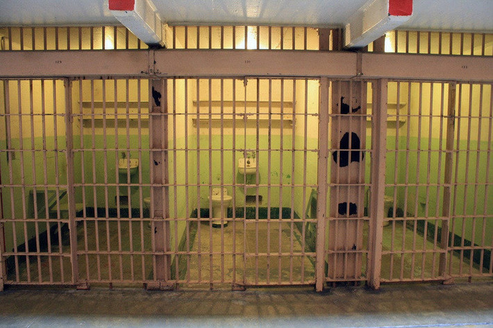 Trước khi trở thành nhà tù, Alcatraz là một pháo đài quân sự và đóng vai trò của một ngọn hải đăng.