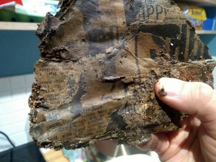 Những hàng chữ mờ trên tờ báo cho thấy nó được in vào khoảng năm 1964. Điều này đồng nghĩa với việc đường hầm bí mật bị bịt kín từ hơn 50 năm trước.