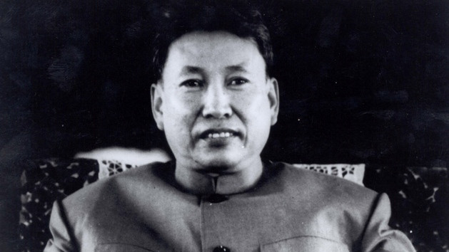Bên cạnh thịt rắn, máu của con rắn hổ mang được Pol Pot uống cùng với một loại rượu trắng. Mời độc giả xem video: Hitler còn sống sau Thế chiến 2? Nguồn: VTC14.