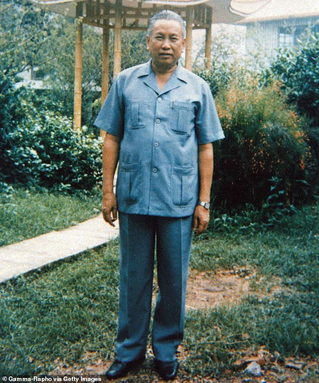 Theo lời kể của một đầu bếp từng làm việc cho Pol Pot, nhà độc tài Khơ me đỏ này rất thích món rắn hổ mang hầm. Món này được chế biến bằng cách cắt nhỏ thịt rắn và nghiền nát cùng với một ít đậu phộng trước khi bỏ vào nồi lẩu nấu với một ít lá chanh, rau đắng, gừng và hầm trong ít nhất 1 giờ.