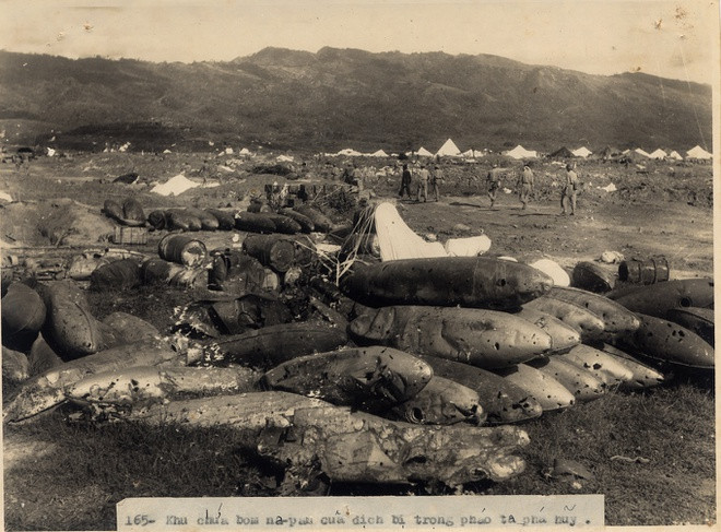 Khu chứa bom napan của địch bị trọng pháo của ta phá hủy năm 1954. Ảnh: Trung tâm Lưu trữ quốc gia III thuộc Cục Văn thư Lưu trữ nhà nước.