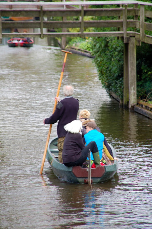 Do không có con đường nào nên người dân sống tại làng Giethoorn di chuyển bằng thuyền bè.