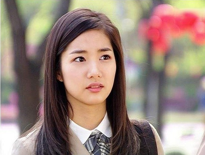 Năm 2006, sau thành công vang dội của “Gia đình là số 1”, Park Min Young bị cư dân mạng đào bới lại ảnh cũ và tố cô phẫu thuật thẩm mỹ