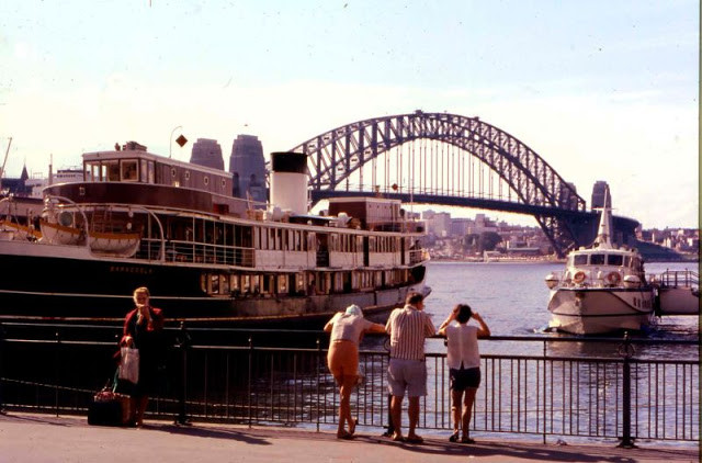 Thành phố Sydney của Australia từ lâu được biết đến là vùng đất thanh bình, tự do và hạnh phúc. Người dân trong nước cũng như người nước ngoài sinh sống và làm việc tại Sydney cuối những năm 1960 hiện lên rất đỗi bình yên và nên thơ.