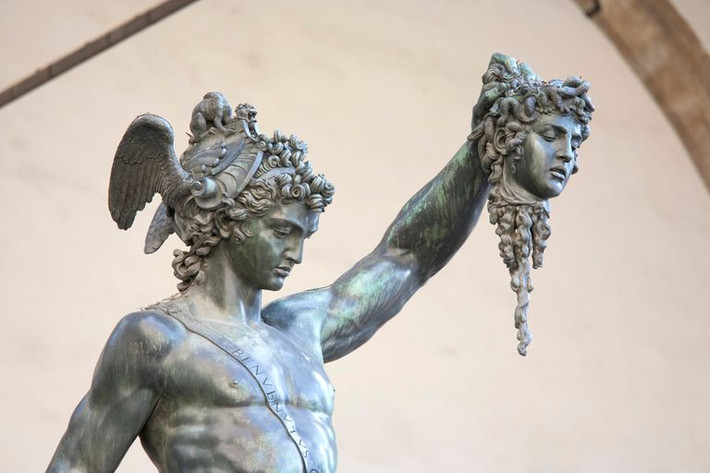 Cuối cùng, với những tội ác đã gây ra, Medusa bị người anh hùng Perseus chặt đầu, kết liễu tính mạng của nữ quái vật gieo rắc nỗi ám ảnh kinh kinh hoàng cho người dân.