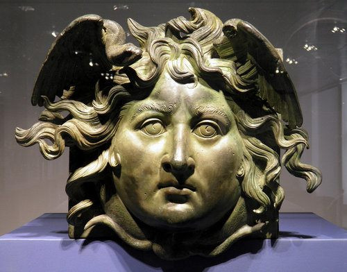 Vẻ đẹp của Medusa đã lọt vào mắt của thần Poseidon. Thần biển Poseidon đã cướp đi sự trong trắng của Medusa ngay trong điện thờ thiêng liêng của nữ thần Athena.