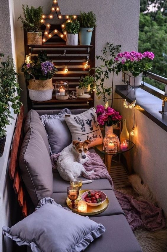 Ban công nhỏ nhưng đẹp lung linh, huyền ảo với những ánh nến.