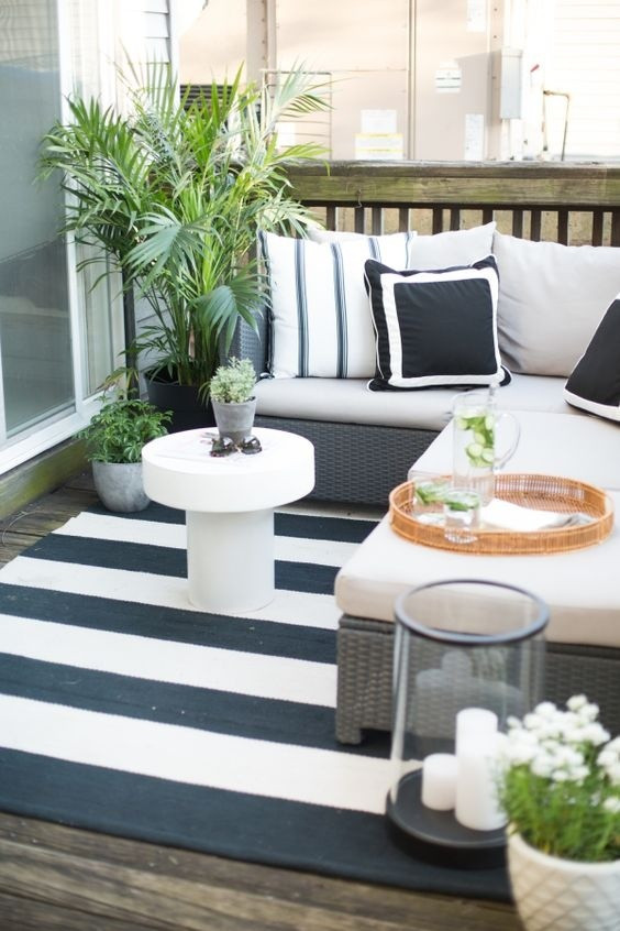 Thay vì phòng khách, bộ ghế sofa này đã được bố trí ngoài ban công.