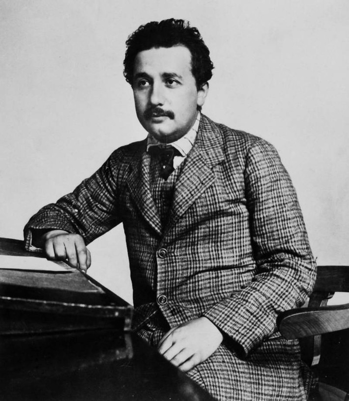 Diện mạo khôi ngô, tuấn tú của nhà bác học Albert Einstein khi khoảng 24 - 26 tuổi.