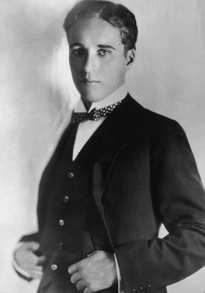 "Vua hề Sác lô" Charles Chaplin là một trong những người nổi tiếng lịch sử gây chú ý với nhan sắc thời trẻ giống như một tài tử điện ảnh ngày nay.