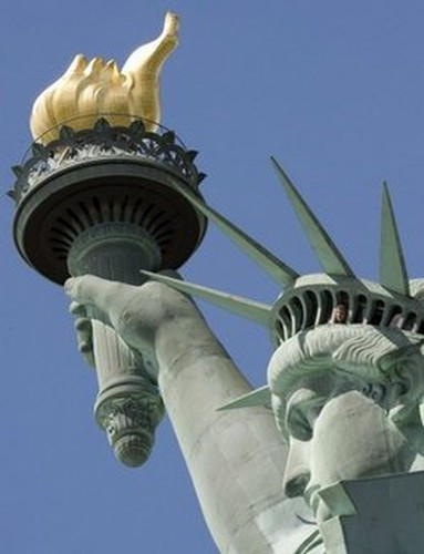 Không gian đặc biệt trên được dùng để ngắm cảnh đẹp ở xung quanh đảo Liberty từ trên cao.