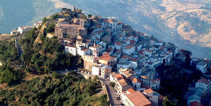Thị trấn "quỷ ám" Colobraro ở miền nam Italy là địa điểm gắn liền với những câu chuyện rùng rợn, bí ẩn và khó lý giải. Thậm chí, người ta còn cho rằng, Colobraro bị nguyền rủa nên không bao giờ gọi tên thị trấn này.
