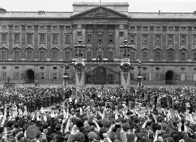 Lúc đó, Edward Kennedy là trưởng đại diện AP tại Paris vì quá phấn khích trước sự kiện trọng đại này nên đã công bố nó, bỏ qua lệnh cấm của phe Đồng minh. Điều này đã chọc giận quân đội Đồng minh.