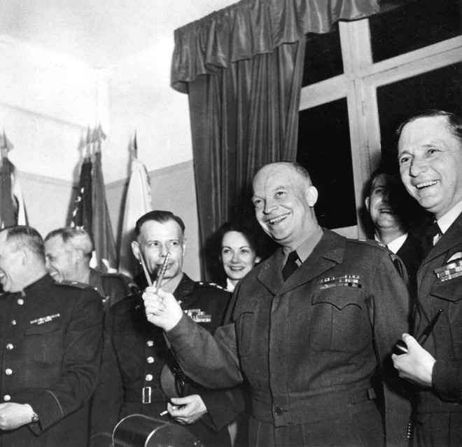 Tướng Dwight D. Eisenhower, tư lệnh tối cao phe Đồng minh, không có mặt tại lễ ký văn kiện đầu hàng. Liên Xô không đồng ý với văn kiện đầu hàng của Đức quốc xã, dù có chữ ký của tướng Ivan Susloparov, vì ông không được Moscow ủy quyền.
