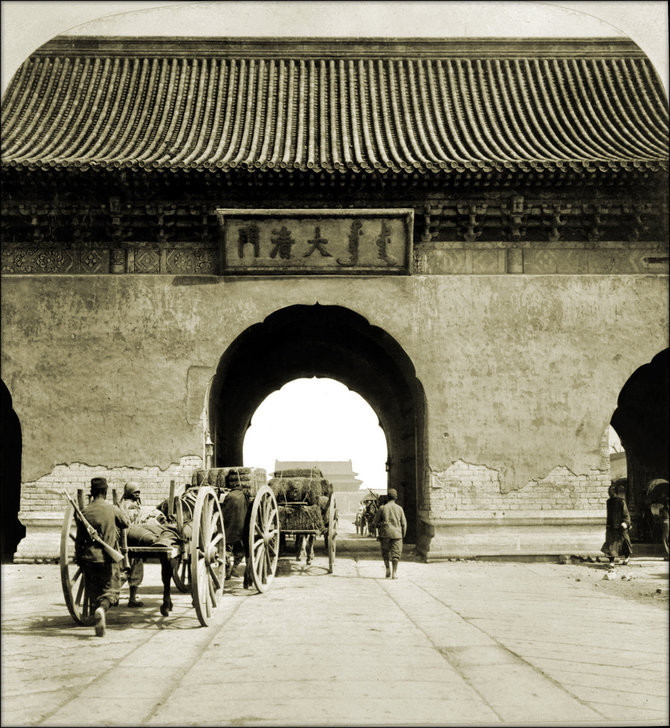 Những cỗ xe ngựa kéo chở hàng hóa ở Bắc Kinh năm 1901.
