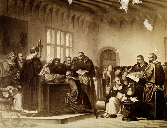 Kể từ sau phiên tòa trên, Galileo bị quản thúc và sống trong căn nhà tại Arcetri, gần Florence. Ông qua đời năm 1642. Đến năm 1737 thi hài ông được đưa vào nhà thờ Santa Croce ở thành phố Florence, Italy.
