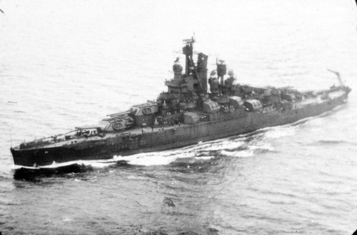Trong Chiến tranh thế giới 2, USS Nevada là một trong những thiết giáp hạm bị kẹt lại bên trong vịnh khi Hải quân Nhật bất ngờ tấn công Trân Châu Cảng tháng 12/1941.