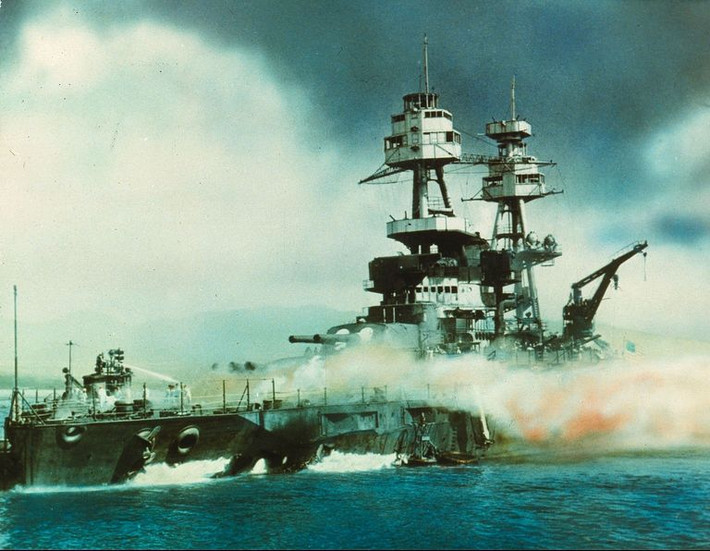 Đặc biệt, USS Nevada là thiết giáp hạm duy nhất di chuyển được trong cuộc tấn công bất ngờ trên. Dù vậy, tàu chiến USS Nevada vẫn trúng một quả ngư lôi và ít nhất 6 quả bom của Nhật Bản trong khi di chuyển ra khỏi nơi neo đậu.