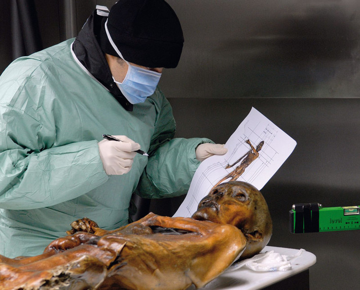 Sau nhiều thế kỷ bị chôn vùi trong sông băng, xác ướp Otzi lộ diện khi băng tan.