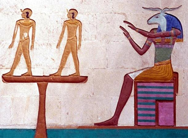 Thần Khnum được mô tả mang vóc dáng cơ thể của một người đàn ông với phần đầu cừu.