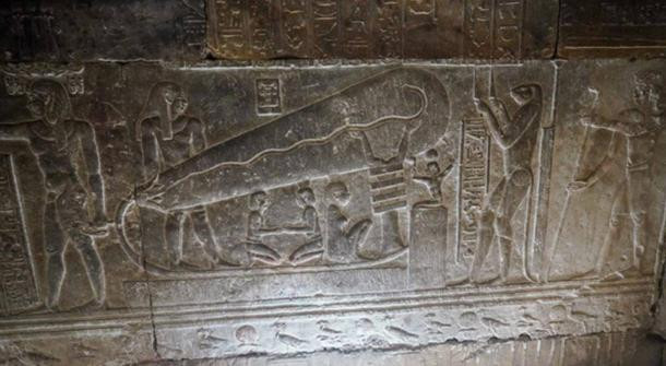 Trên những bức tường bên trong đền thờ thần Hathor, các chuyên gia phát hiện hình vẽ "bóng đèn Dendera". Nhiều chuyên gia cho hay hình vẽ này nhìn khá giống một bóng đèn.
