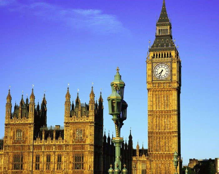 Cụ thể, ban đầu tháp đồng hồ Big Ben đứng thẳng như bao công trình kiến trúc khác.