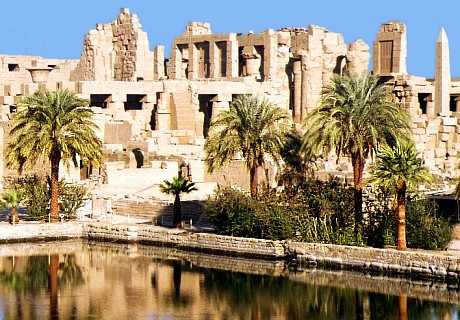 Đền Karnak là quần thể kiến trúc đền lớn nhất Ai Cập cổ đại. Nằm ở thành phố cổ Luxor, ngôi đền cổ này thờ thần Mặt trời Amun-Ree.