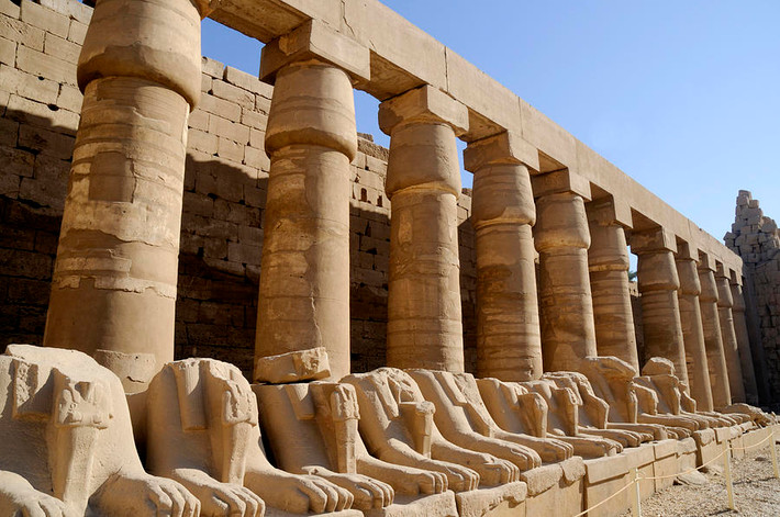 Khi ở bên trong đền Karnak, du khách thường có cảm giác bản thân dường như nhỏ bé hơn rất nhiều so với công trình khổng lồ này cũng như thán phục người Ai Cập cổ đại tạo ra ngôi đền tráng lệ như vậy.