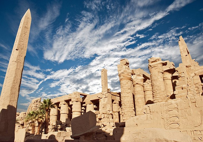 Do vậy, trên đỉnh những cột đá tại đền Karnak thường chạm khắc hình hoa tuyệt đẹp.